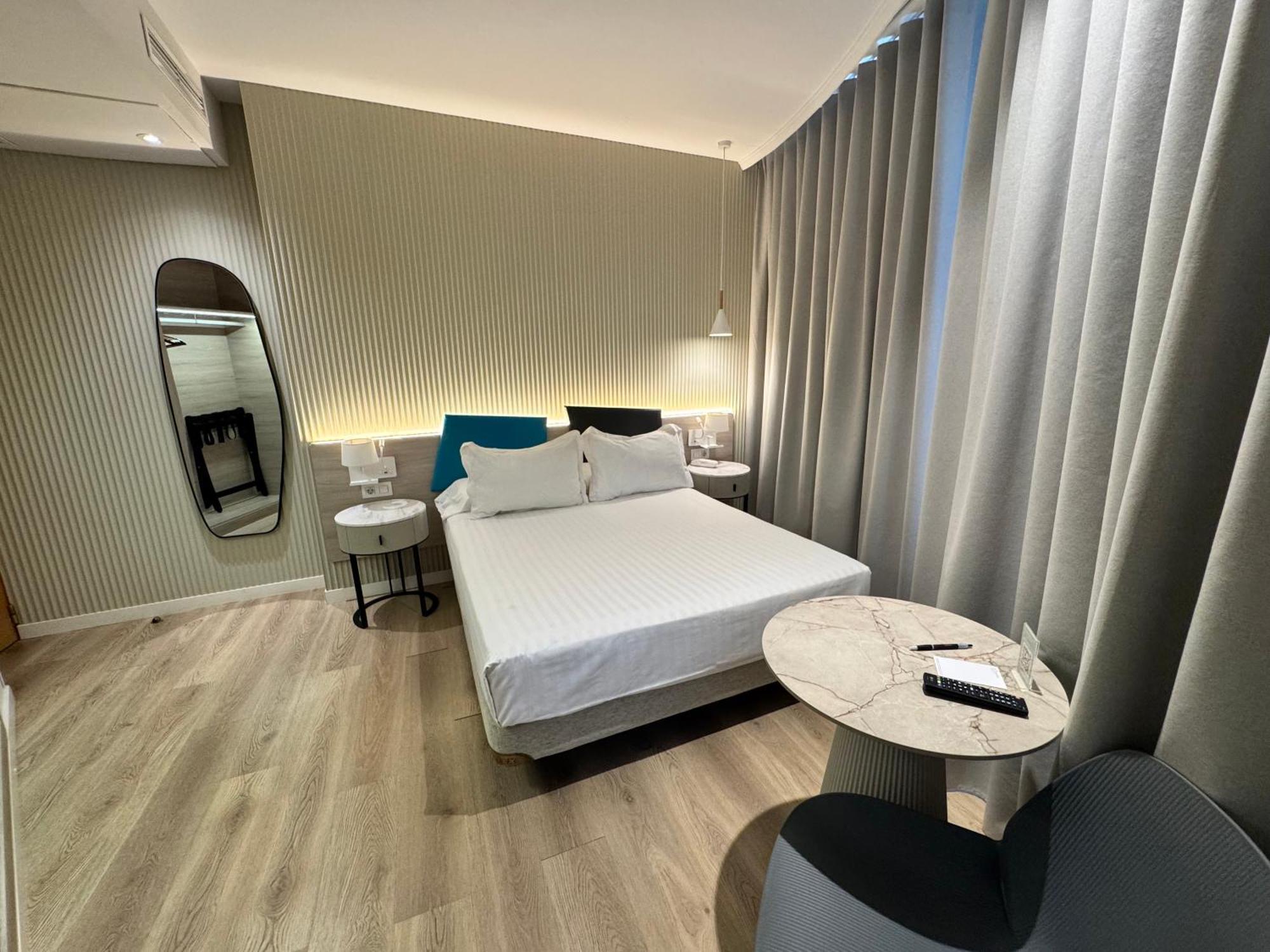 Hotel Mediterraneo Valenza Esterno foto
