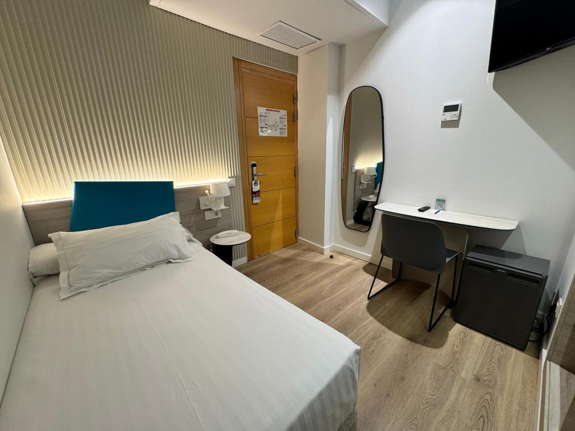 Hotel Mediterraneo Valenza Esterno foto