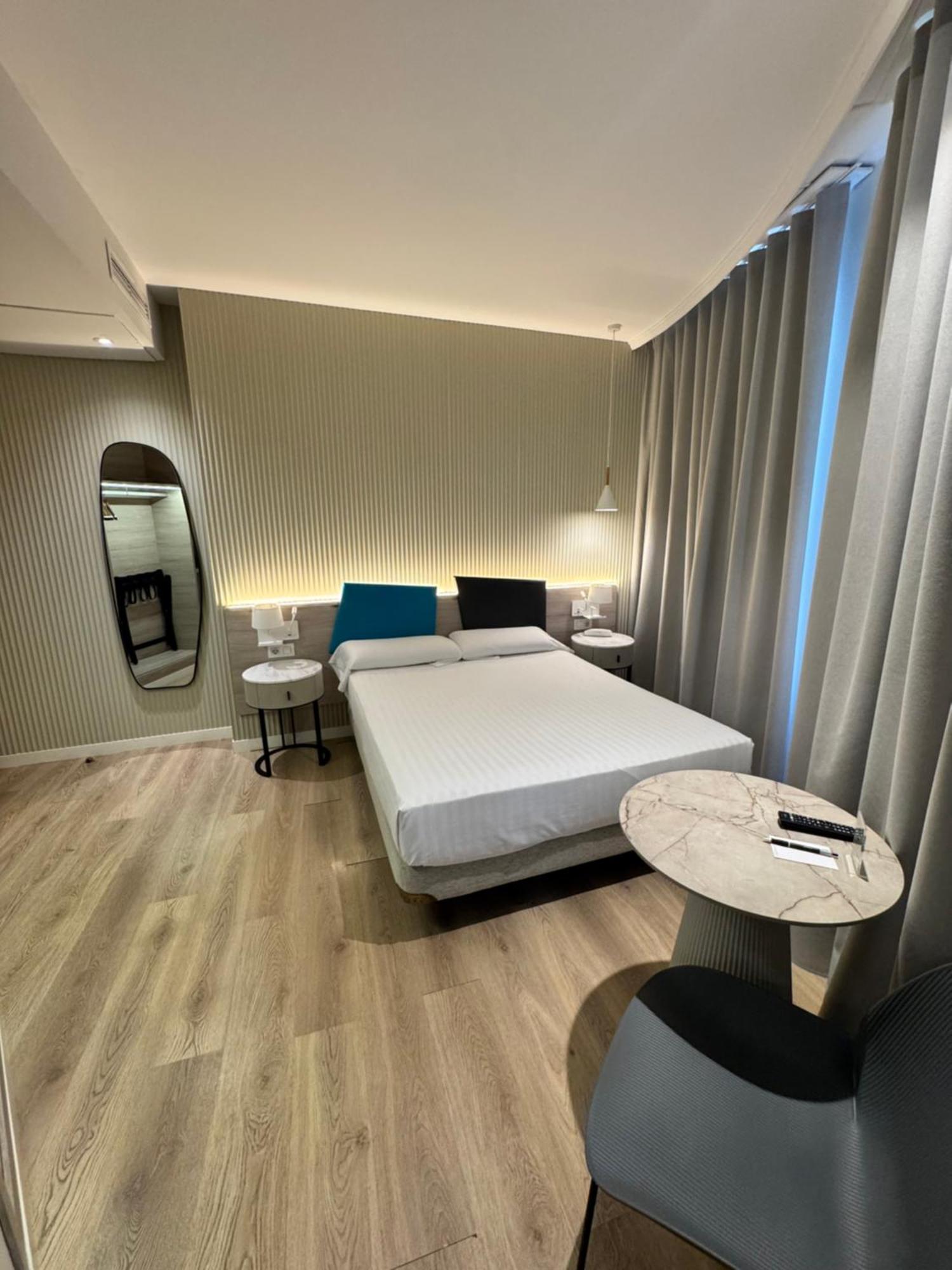 Hotel Mediterraneo Valenza Esterno foto
