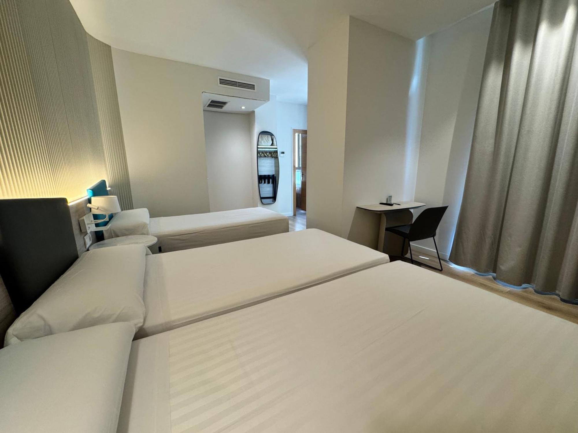Hotel Mediterraneo Valenza Esterno foto