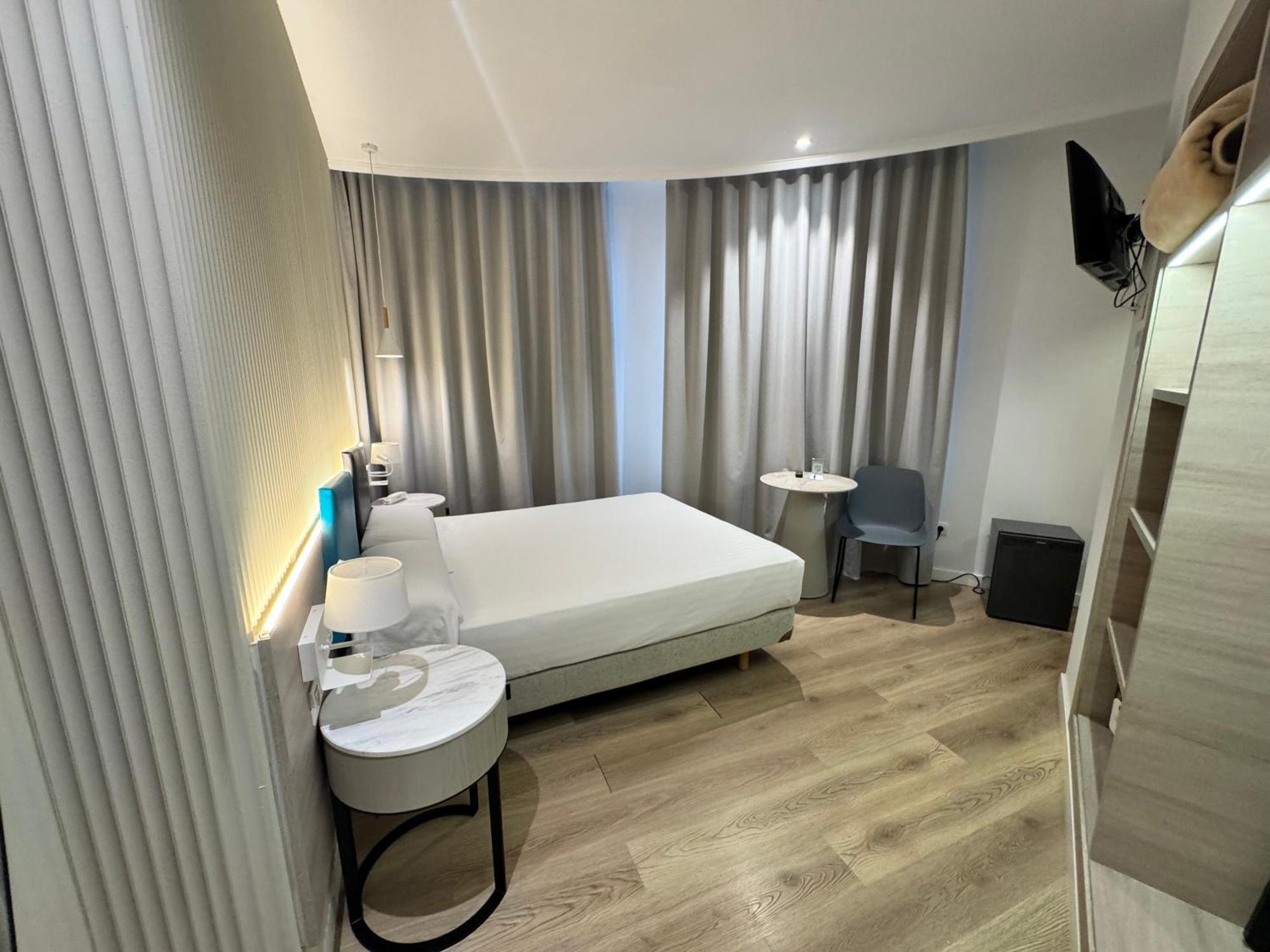 Hotel Mediterraneo Valenza Esterno foto